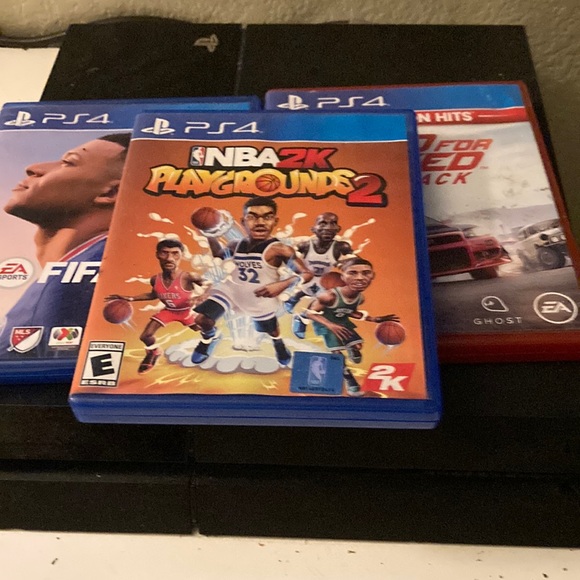 PS4 for sale 3 games no controllers